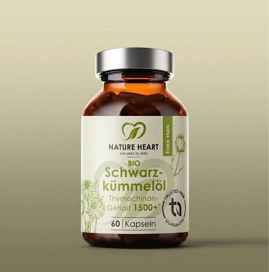 Bio Schwarzkümmelöl mit Thymochinon-Gehalt 1500+, 60 Kapseln in brauner Glasflasche mit silbernem Deckel auf grünem Hintergrund