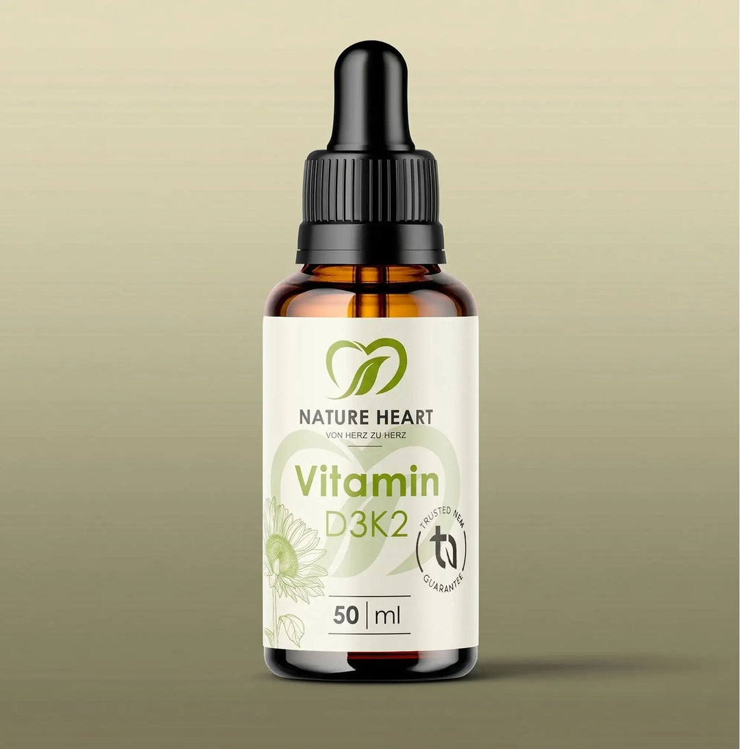 Vitamin D3K2 50 ml in brauner Glasflasche mit schwarzer Pipette auf grünem Hintergrund