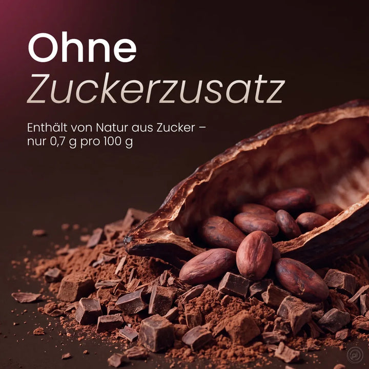 Kakaobohnen in einer geöffneten Kakaoschote auf Kakaopulver: Kakao Ritual ohne Zuckerzusatz, enthält von Natur aus Zucker, 0,7 g pro 100 g