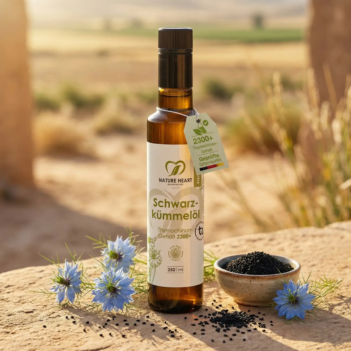 Nature Heart BIO Schwarzkümmelöl 2300+ Thymochinon, 250-ml-Flasche auf Stein in sonniger Steppenlandschaft