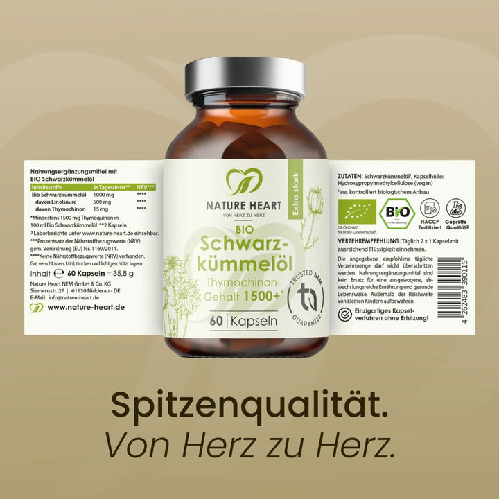 Nature Heart Bio Schwarzkümmelöl Kapseln mit aufgeklapptem Etikett: Zutaten, Nährwerte je Tagesdosis, Verzehrempfehlung und Bio-Siegel