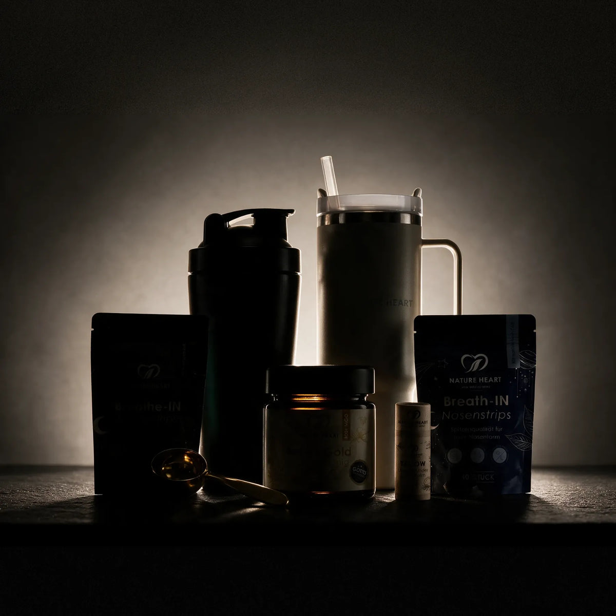 Nature Heart Black-Friday-Geschenke als dunkle Silhouetten im warmen Gegenlicht