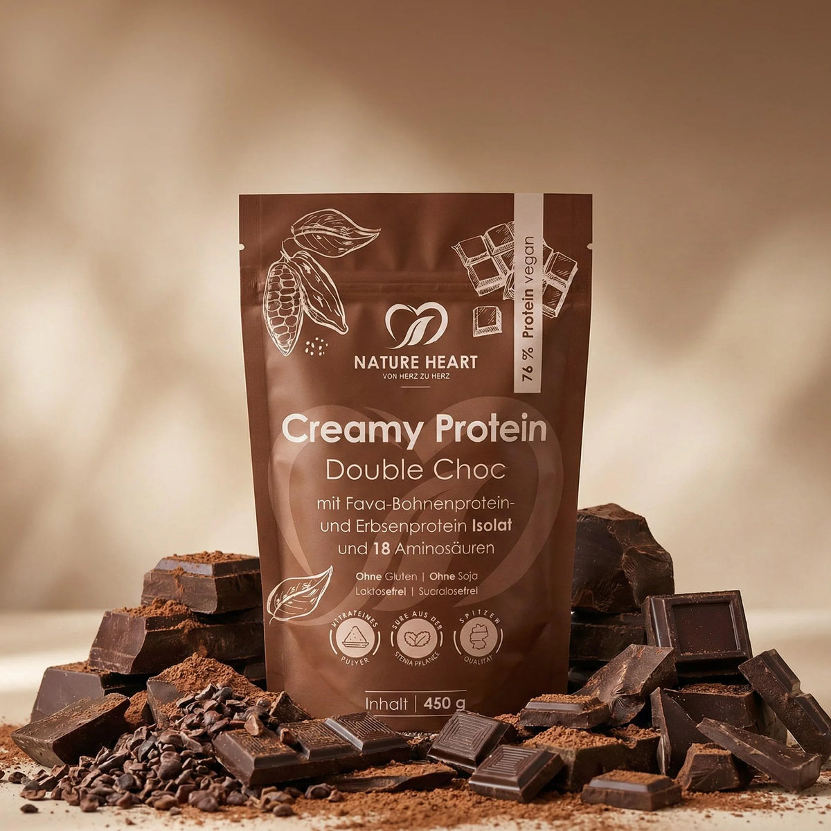Nature Heart Creamy Protein Double Choc, 450-g-Beutel mit 76 % veganem Protein, umgeben von Schokolade und Kakaonibs