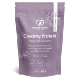 Ein lila Standbodenbeutel mit Nature Heart Creamy Protein Pulver in der Geschmacksrichtung Fruity Blueberry, 450g Inhalt. Die freigestellte Verpackung ist mit Illustrationen von Heidelbeeren verziert.