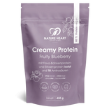Ein lila Standbodenbeutel mit Nature Heart Creamy Protein Pulver in der Geschmacksrichtung Fruity Blueberry, 450g Inhalt. Die freigestellte Verpackung ist mit Illustrationen von Heidelbeeren verziert.