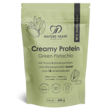 Ein hellgrüner Standbodenbeutel mit Nature Heart Creamy Protein Pulver, Geschmacksrichtung Green Pistachio, 450g Inhalt. Die freigestellte Verpackung ist mit Illustrationen von Pistazien verziert.