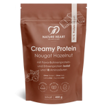 Ein brauner Standbodenbeutel mit Nature Heart Creamy Protein Pulver, Geschmacksrichtung Nougat Hazelnut, 450g Inhalt. Die freigestellte Verpackung zeigt Illustrationen von Haselnüssen und Schokoladenstücken.
