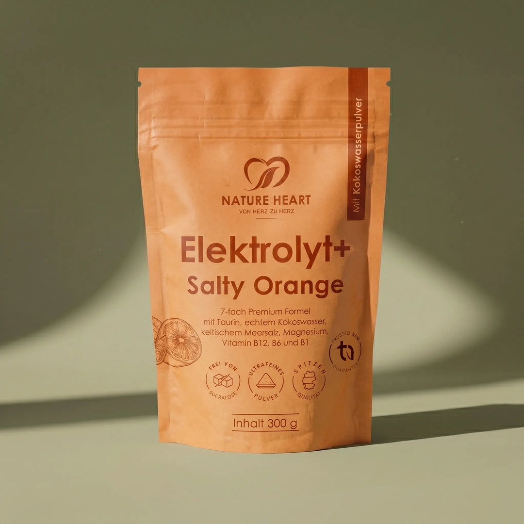 Eine orangefarbene Standbodenverpackung von Nature Heart mit 300 g Elektrolyt+ Salty Orange Pulver, hergestellt mit einer 7-fach Premium Formel und echtem Kokoswasser.