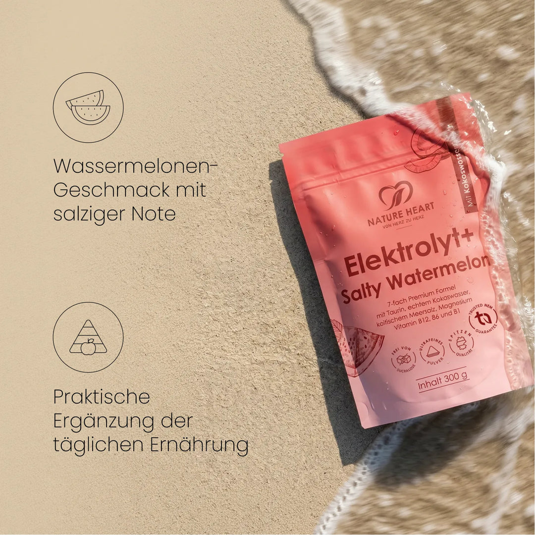 Ein Beutel Salty Watermelon Elektrolytpulver liegt im Strandsand, während eine Meereswelle darüber spült, daneben Text zur praktischen Alltagsergänzung.