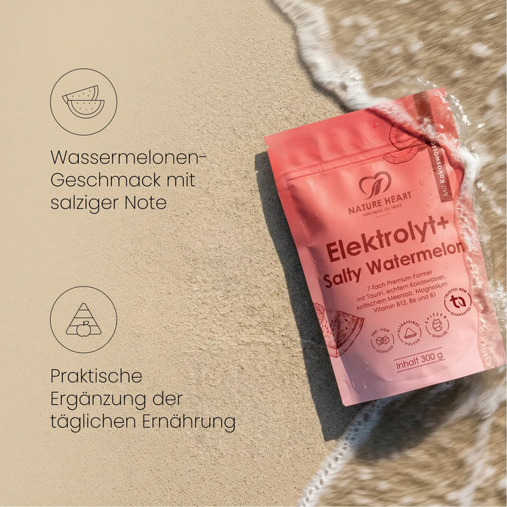 Ein Beutel Salty Watermelon Elektrolytpulver liegt im Strandsand, während eine Meereswelle darüber spült, daneben Text zur praktischen Alltagsergänzung.