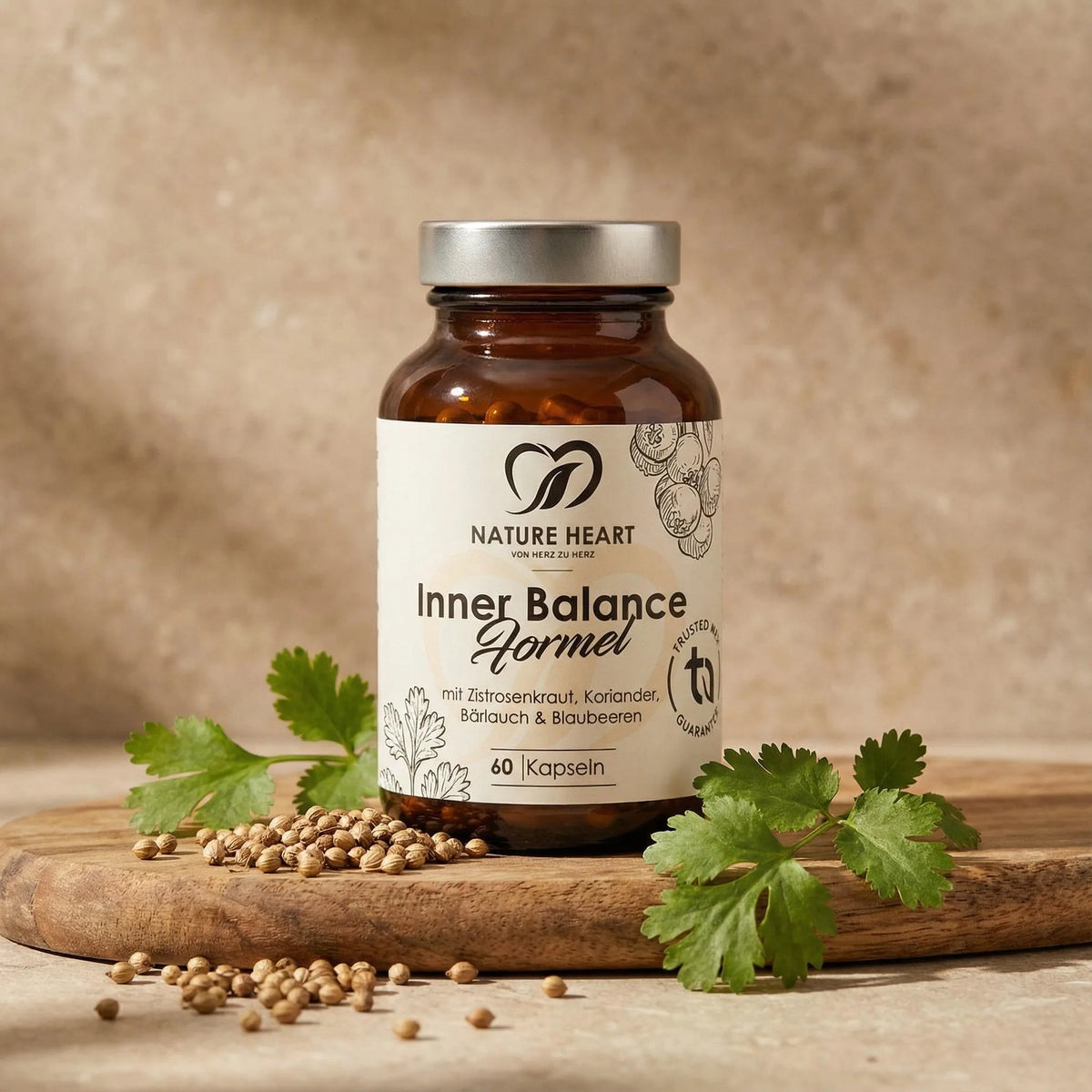 Nature Heart Inner Balance Formel, 60 Kapseln im Braunglas, auf einer Holzscheibe mit Korianderblättern und -samen