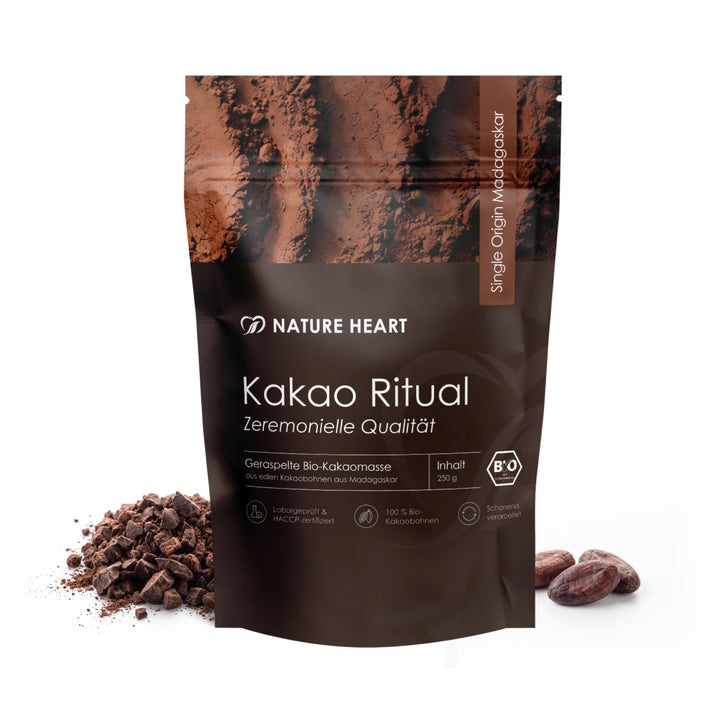 Nature Heart Kakao Ritual in zeremonieller Qualität, 250 g Beutel von vorn: geraspelte Bio-Kakaomasse, Single Origin Madagaskar