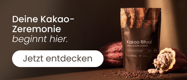 Nature Heart Kakao Ritual Beutel neben geöffneter Kakaofrucht: Deine Kakao-Zeremonie beginnt hier