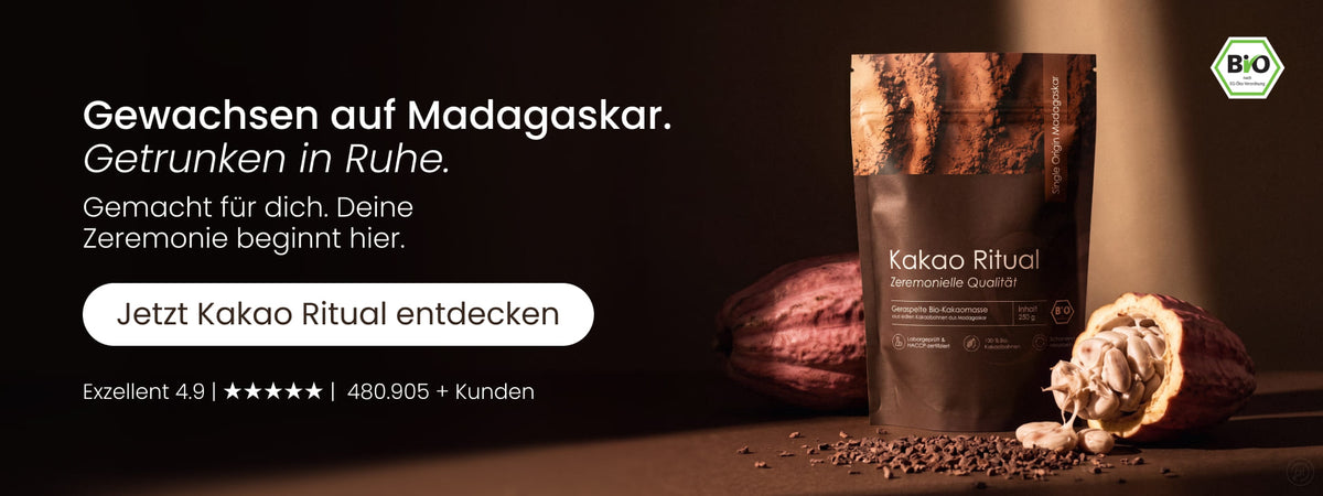 Nature Heart Kakao Ritual, 250 g Beutel neben geöffneter Kakaofrucht: Gewachsen auf Madagaskar, getrunken in Ruhe