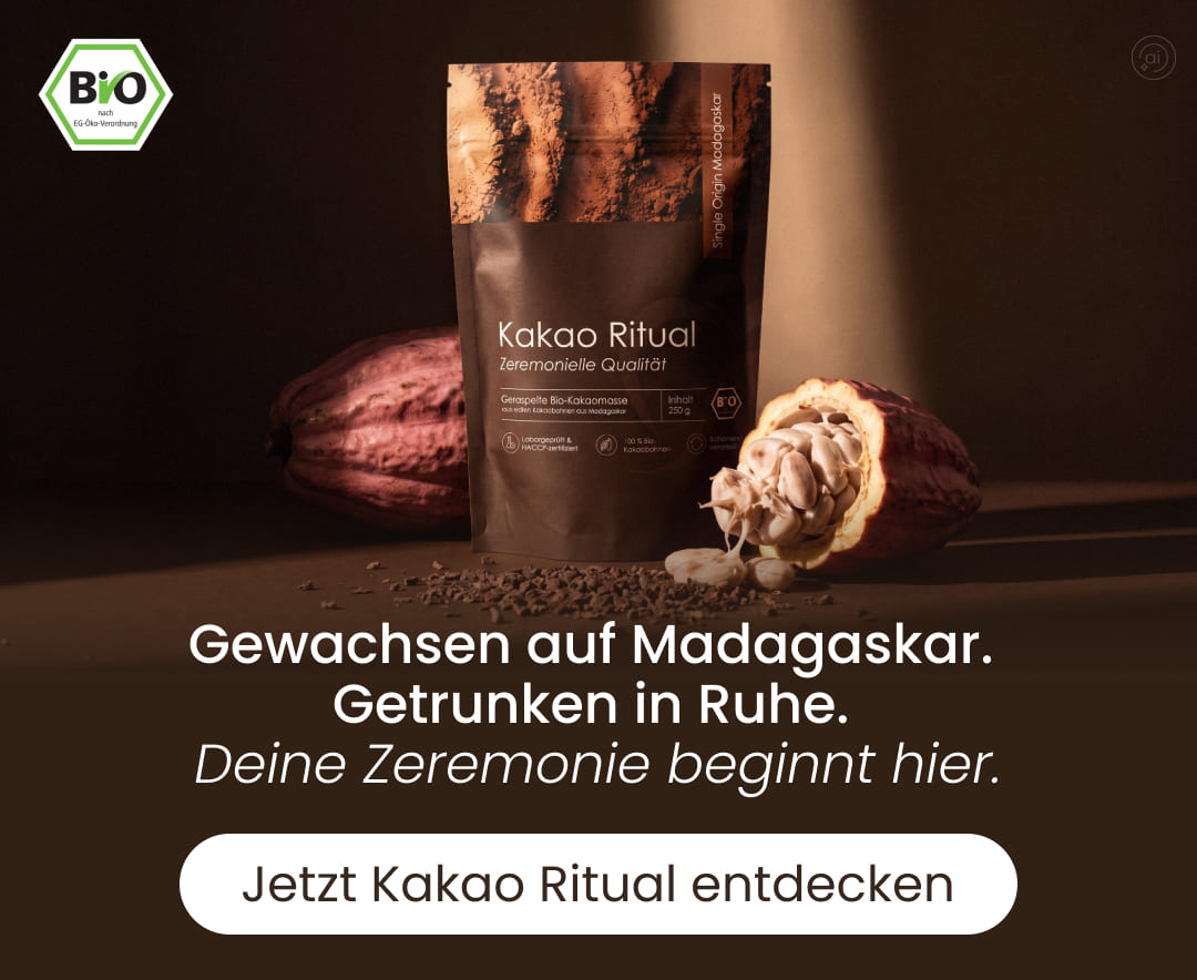 Nature Heart Kakao Ritual in zeremonieller Qualität mit Bio-Siegel neben Kakaofrüchten: Gewachsen auf Madagaskar, getrunken in Ruhe