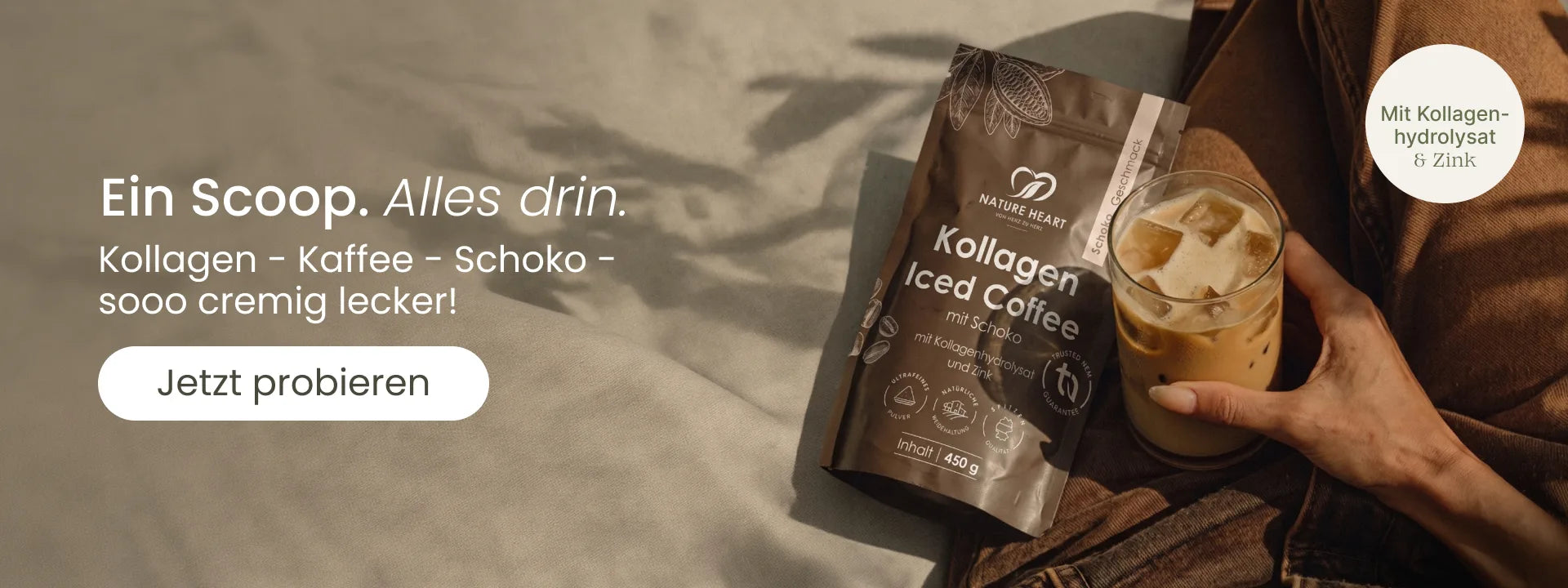 Werbebanner für Nature Heart Kollagen Iced Coffee Schoko mit Produktverpackung, erfrischendem Glas Eiskaffee und der Aufschrift "Ein Scoop. Alles drin.".