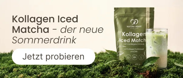 Nature Heart Kollagen Iced Matcha Verkaufsverpackung und ein kühles Matcha-Getränk im Glas auf grünem Moosuntergrund. Links steht der Text „Kollagen Iced Matcha – der neue Sommerdrink“ mit einem Button „Jetzt probieren“.