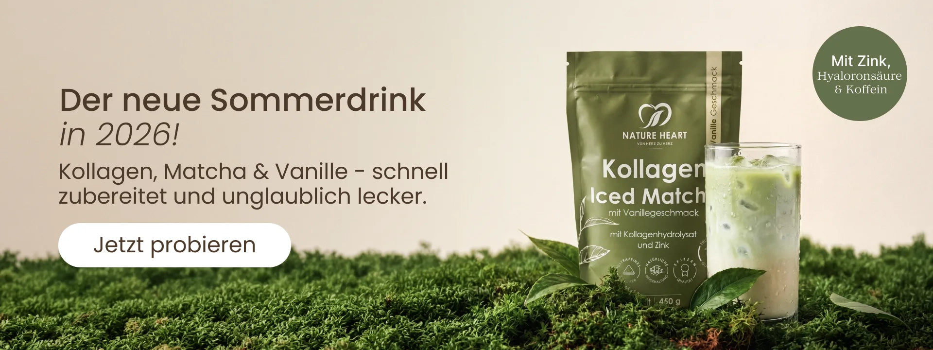 Desktop-Banner für den Nature Heart Kollagen Iced Matcha mit Vanillegeschmack, serviert in einem Eisglas auf Moos. Enthält Hinweise zu Zink, Hyaluronsäure und Koffein sowie die Aufschrift „Der neue Sommerdrink in 2026!“.