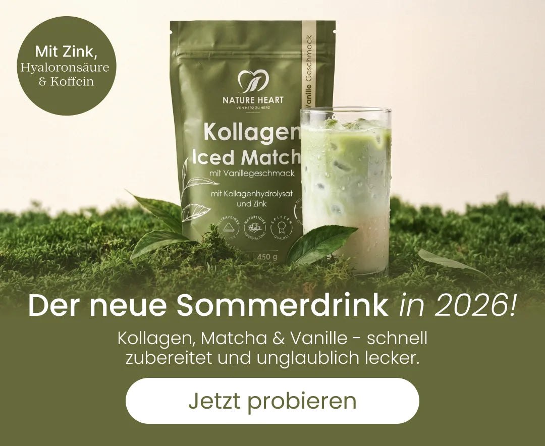 Nature Heart Kollagen Iced Matcha mit Vanillegeschmack auf Moos neben einem Eistee-Glas mit der Aufschrift „Der neue Sommerdrink in 2026!“. Ein Button fordert mit „Jetzt probieren“ zum Kauf auf.