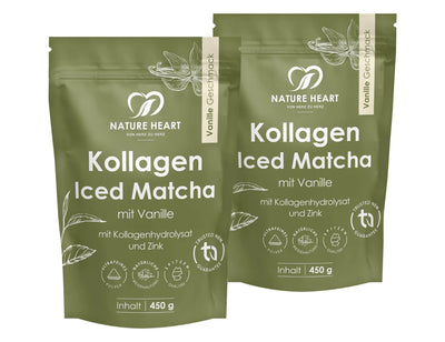 Freigestelltes Produkt-Duo bestehend aus zwei olivgrünen Standbodenbeuteln Nature Heart Kollagen Iced Matcha Pulver vor weißem Hintergrund.