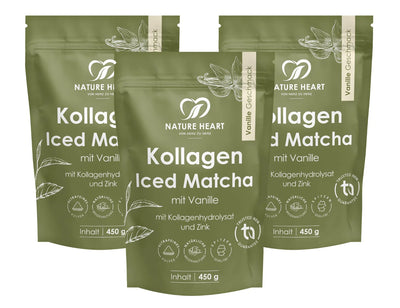 Freigestelltes Produkt-Trio bestehend aus drei olivgrünen Standbodenbeuteln Nature Heart Kollagen Iced Matcha Pulver, angeordnet als Dreier-Pack vor weißem Hintergrund.