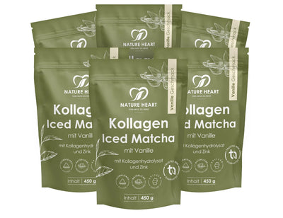 Freigestelltes Vorteils-Set bestehend aus sechs olivgrünen Standbodenbeuteln Nature Heart Kollagen Iced Matcha Pulver, gestaffelt angeordnet vor weißem Hintergrund.