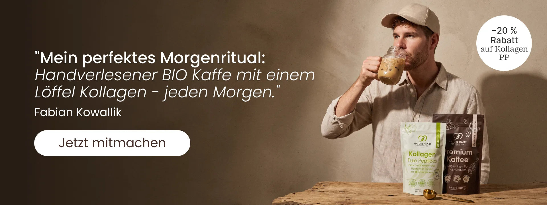 Ein Mann mit Kappe trinkt Kaffee aus einem Glasbehälter. Vor ihm auf einem Holztisch stehen zwei Produktverpackungen von Nature Heart: Kollagen Pure Peptides und Premium Kaffee mit einem goldenen Dosierlöffel. Links daneben steht das Zitat von Fabian Kowallik über sein Morgenritual und rechts oben ein Rabatthinweis von minus zwanzig Prozent.