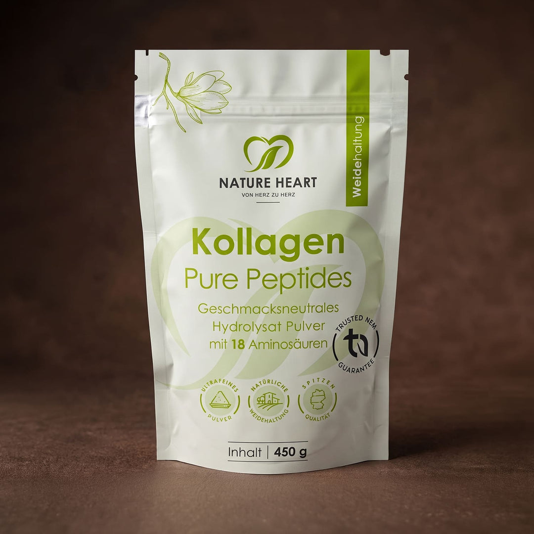 Eine weiße Packung Nature Heart Kollagen Pure Peptides Pulver steht freigestellt vor einem minimalistischen, dunkelbraun schattierten Studiohintergrund.
