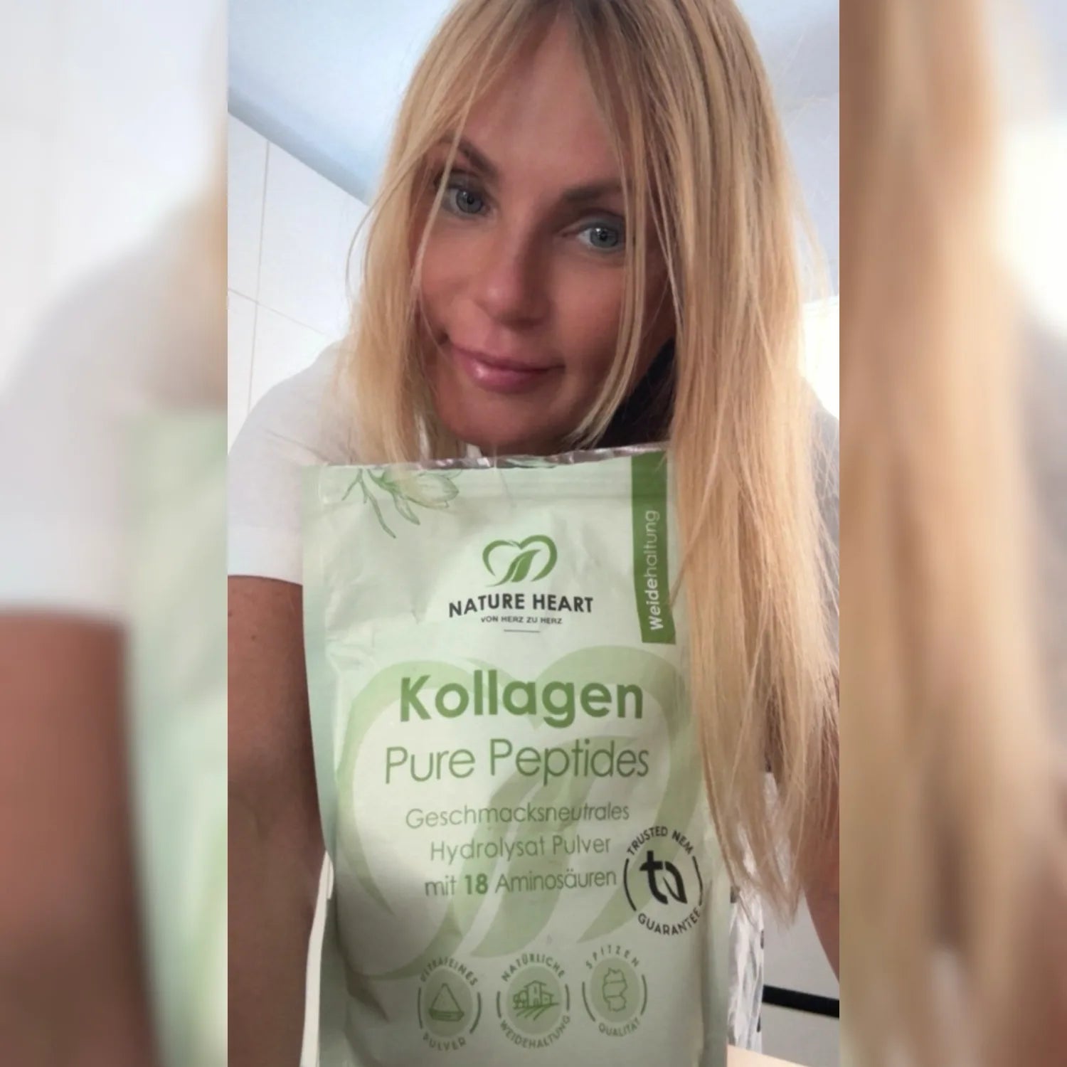 Eine blonde Frau hält einen Beutel Nature Heart Kollagen Pure Peptides Pulver in den Händen.