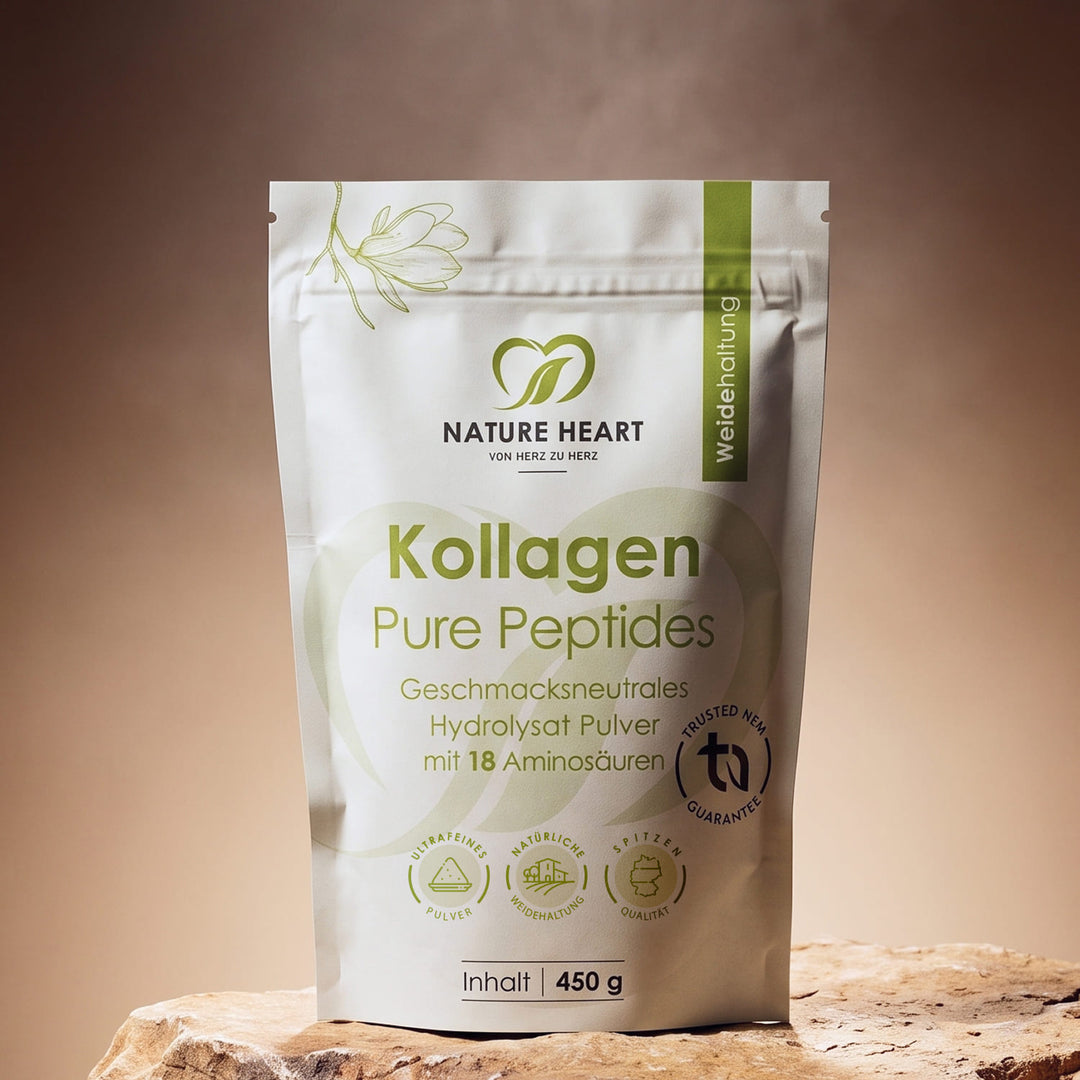 Eine helle Packung von Nature Heart mit geschmacksneutralem Kollagen Pure Peptides Hydrolysat-Pulver aus Weidehaltung auf einem rustikalen Stein vor hellem Hintergrund.