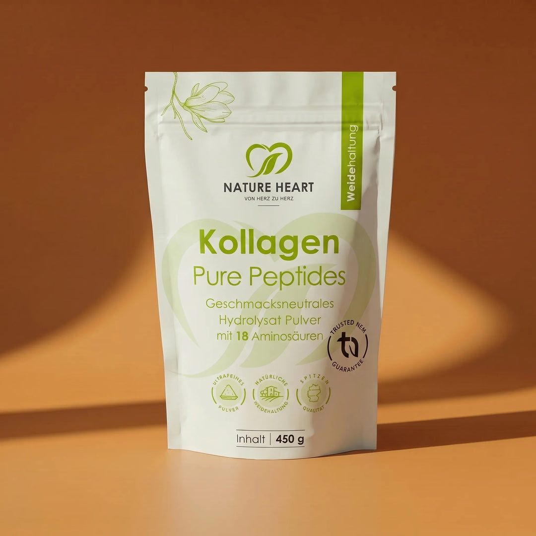 Eine weiße Standbodenpackung von Nature Heart mit geschmacksneutralem Kollagen Pure Peptides Hydrolysat-Pulver, verziert mit grünen Schriftzügen und Logos vor einem hellbraunen Hintergrund mit Lichteffekten.