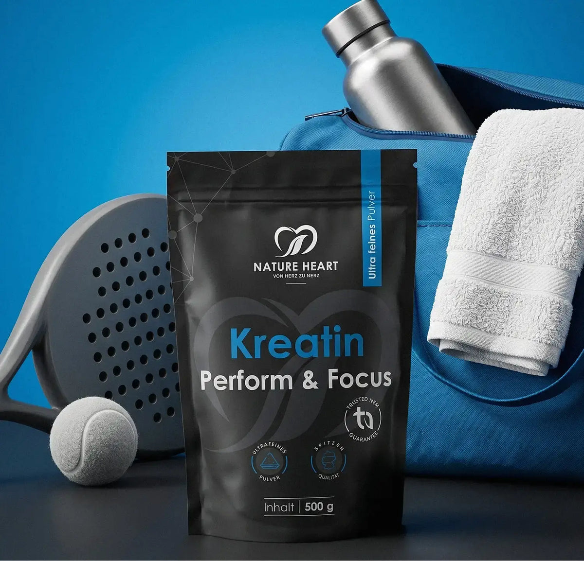 Nature Heart Kreatin Perform & Focus, 500 g ultra feines Pulver im Beutel, vor Padel-Schläger, Ball und Sporttasche