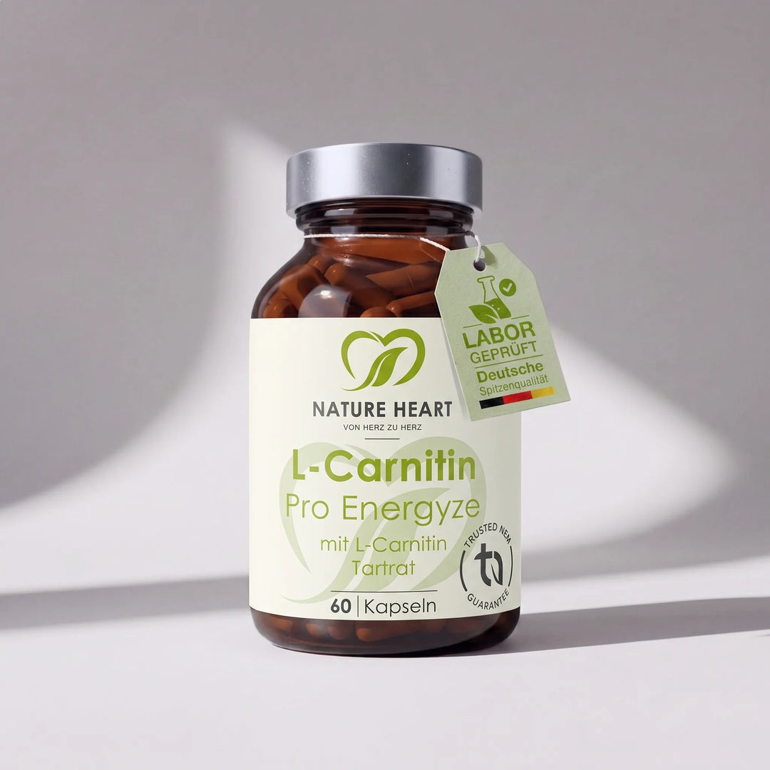 Braunglas mit L-Carnitin Pro Energyze Kapseln von Nature Heart, versehen mit einem grünen Papieranhänger für laborgeprüfte Qualität.