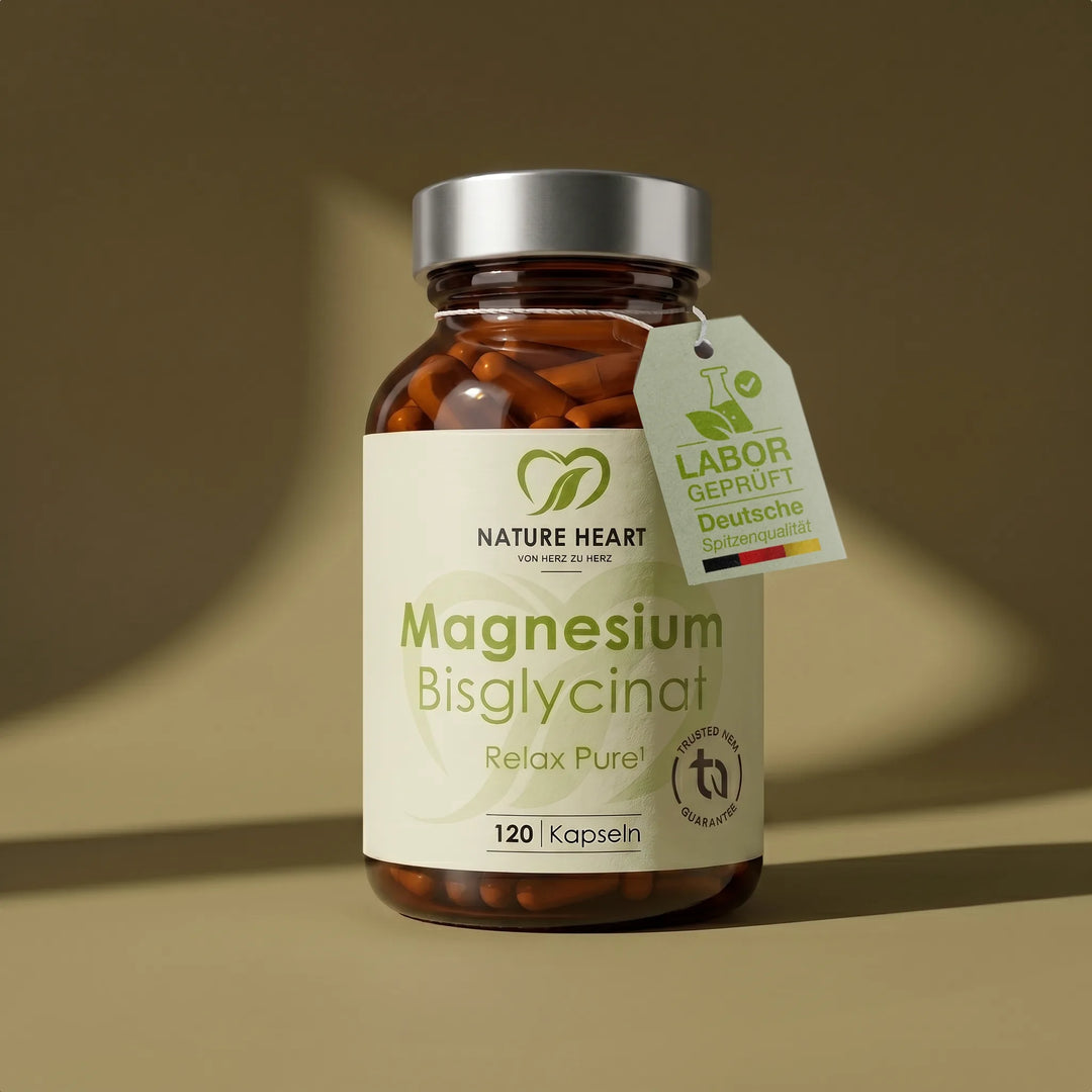 Ein Glas mit 120 Kapseln Magnesium Bisglycinat Relax Pure von Nature Heart, versehen mit einem hellgrünen Anhänger für laborgeprüfte deutsche Spitzenqualität.
