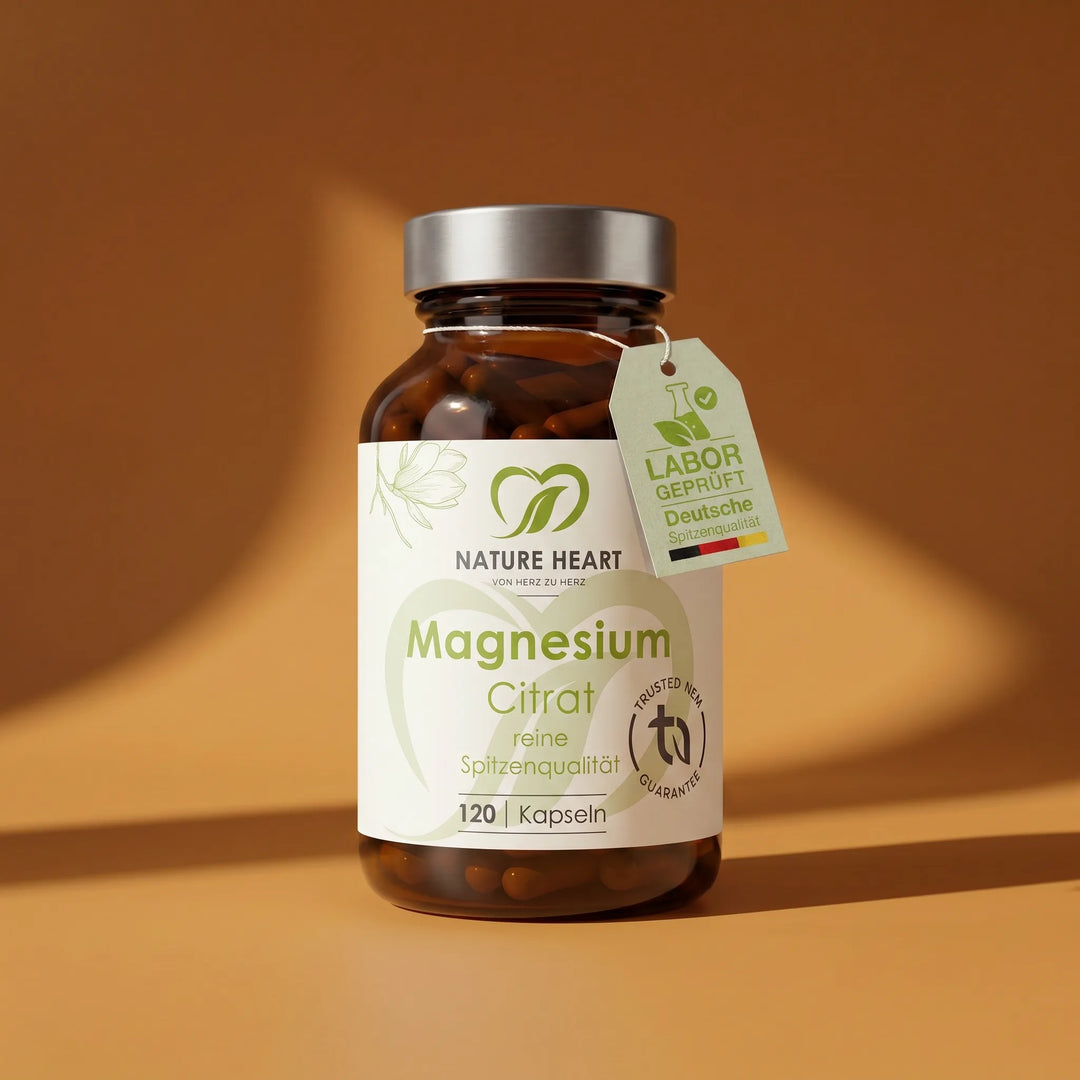 Eine Braunglasdose mit silbernem Deckel von Nature Heart, gefüllt mit 120 Kapseln reinem Magnesium-Citrat in Spitzenqualität.