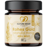 Glasbehälter mit Nature Heart Rohes Gold Manuka Honig 400+ MGO 50 g auf transparentem Hintergrund, mit sichtbarem „Gottes Nahrung“-Siegel.