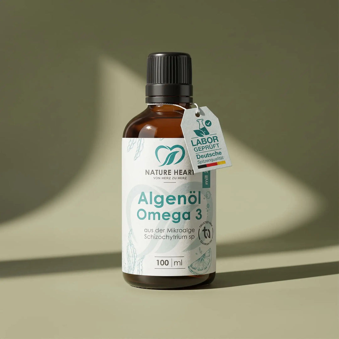 Algenöl Omega 3 100 ml in brauner Flasche mit schwarzem Deckel auf grünem Hintergrund
