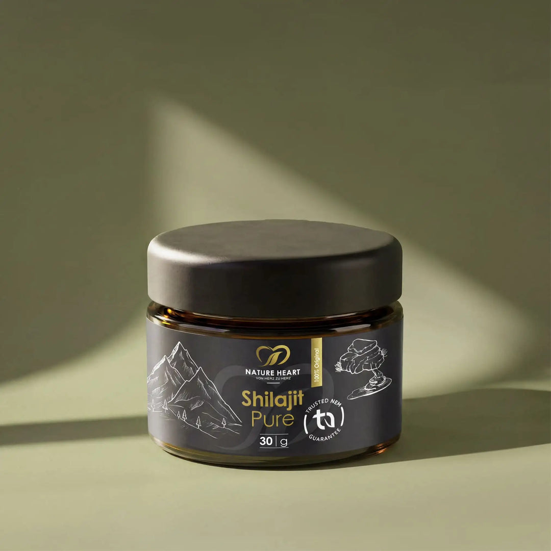 Shilajit Pure 30 g im braunen Glasbehälter mit schwarzem Deckel auf grünem Hintergrund