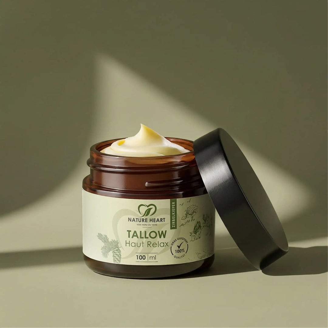 Tallow Haut Relax 100 ml im geöffneten braunen Glasbehälter mit schwarzem Deckel auf grünem Hintergrund
