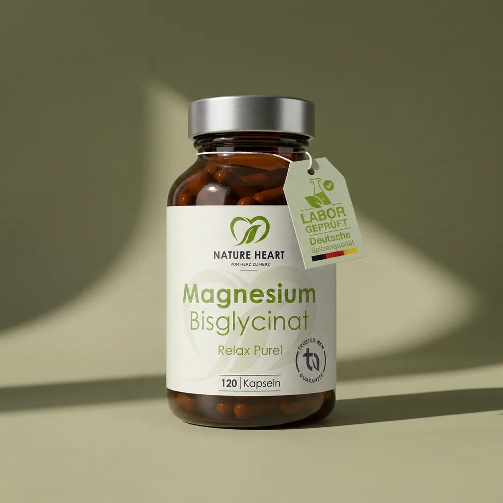 Braunes Glas mit 120 Kapseln Magnesium Bisglycinat von Nature Heart vor hellgrünem Hintergrund. Am silbernen Verschluss hängt ein Anhänger mit der Aufschrift „Labor geprüft – Deutsche Spitzenqualität“.