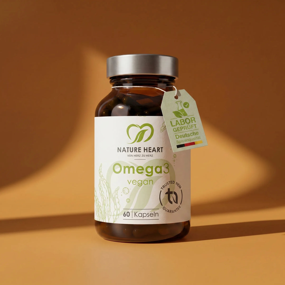 Eine Braunglasdose von Nature Heart mit 60 veganen Omega 3 Kapseln, verziert mit einer feinen Algen-Illustration auf dem Etikett.