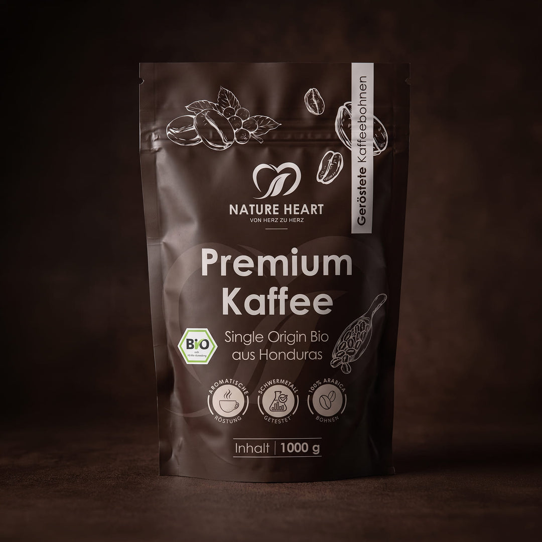 Die dunkelbraune 1000g-Packung des Nature Heart Premium Kaffees aus Honduras steht zentriert vor einem edlen, dunkelbraun melierten Hintergrund im Studio.