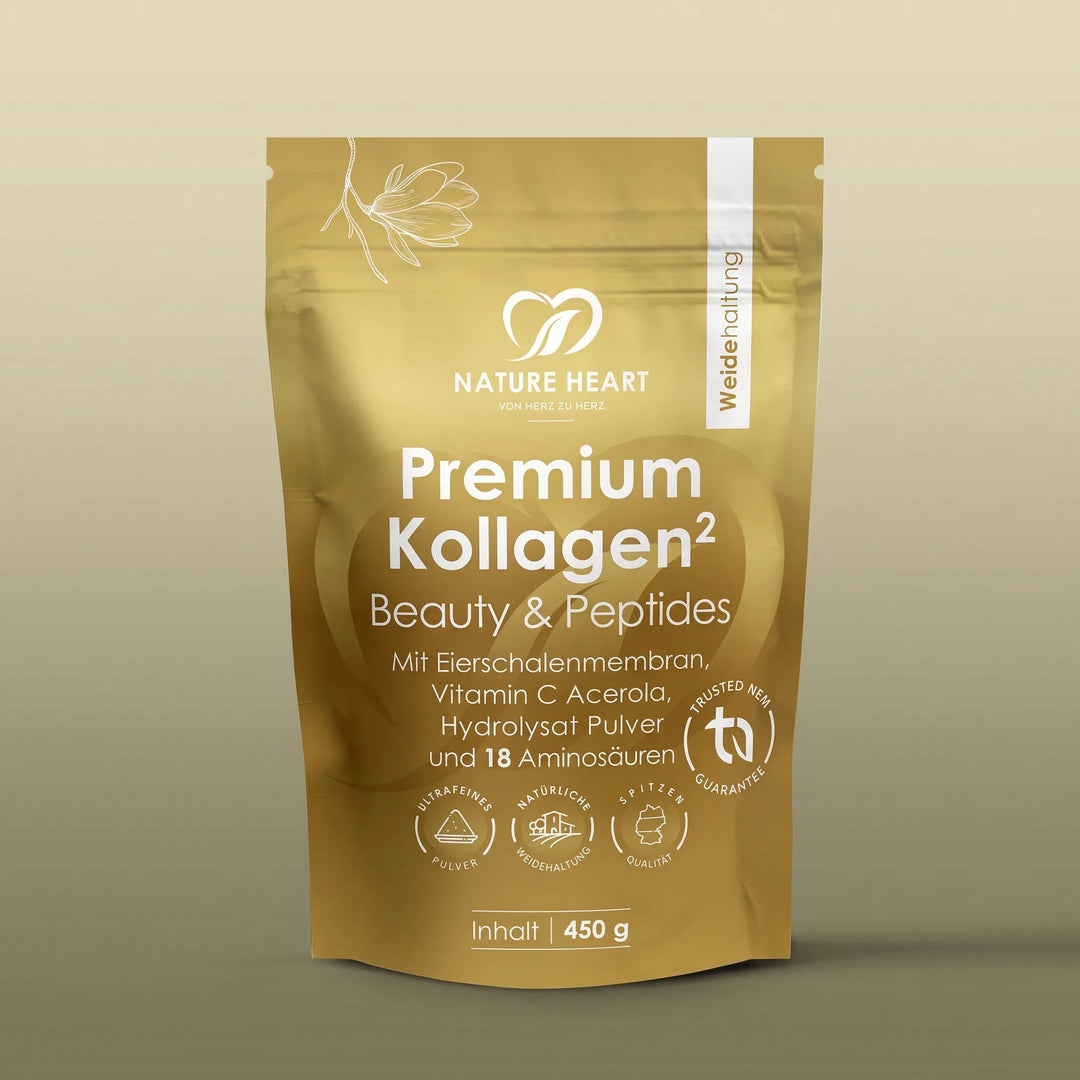 Eine goldfarbene Standbodenverpackung von Nature Heart mit der Aufschrift Premium Kollagen hoch zwei Beauty und Peptides. Das Proteinpulver enthält Eierschalenmembran, Vitamin C Acerola sowie achtzehn Aminosäuren und weist Merkmale wie Weidehaltung und deutsche Spitzenqualität auf.