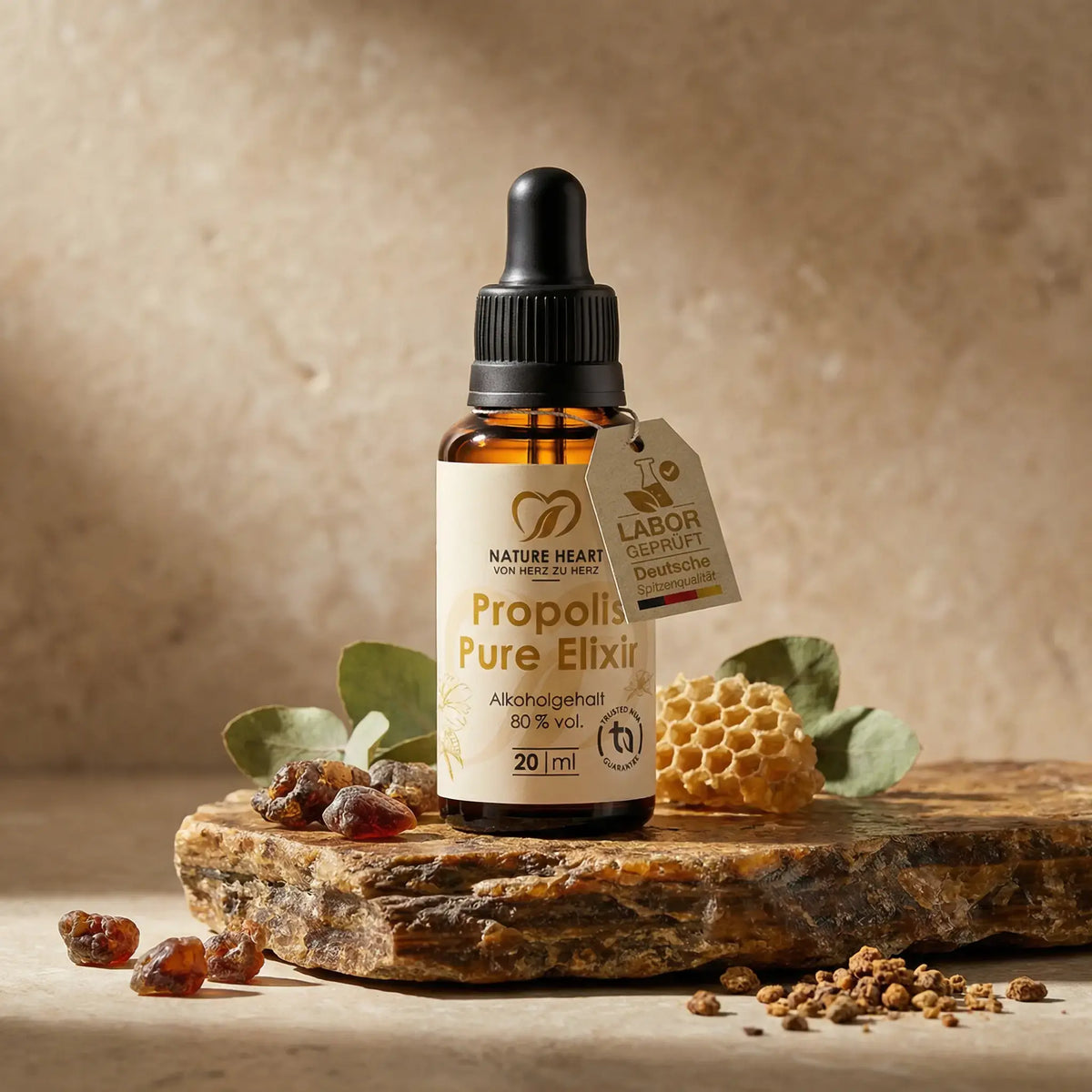 Nature Heart Propolis Pure Elixir, 20-ml-Pipettenflasche mit 80 % vol. Alkohol, auf Stein mit Propolis und Honigwabe