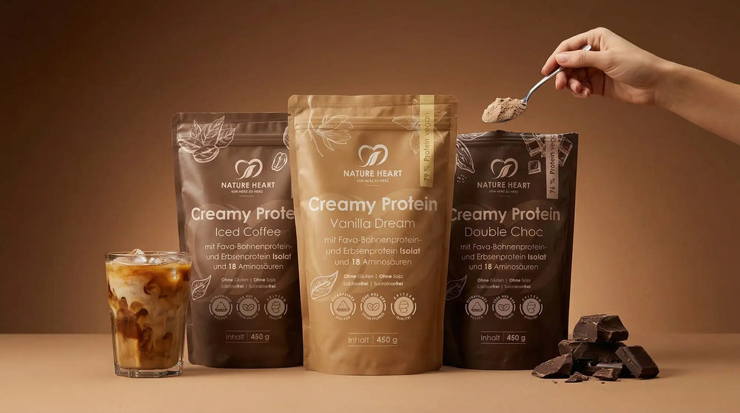 Creamy Protein Iced Coffee, Vanilla Dream und Double Choc mit 18 Aminosäuren, 450 g in Standbeuteln auf braunem Hintergrund mit Glas, Schokolade und Proteinpulver auf Löffel