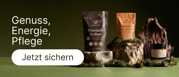 Eine Produktpräsentation von Nature Heart mit Premium Kaffee, Elektrolytpulver und Tallow Hautcreme, die auf rustikalen Natursteinen und grünem Moos vor dunklem Hintergrund arrangiert sind. Links befindet sich die Aufschrift "Genuss, Energie, Pflege" mit einem weißen "Jetzt sichern"-Button.