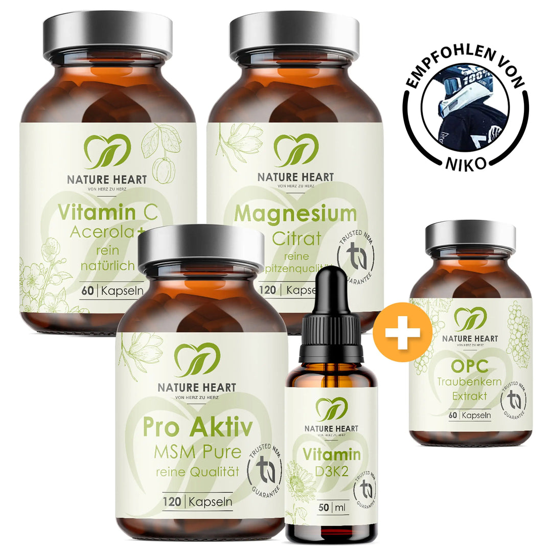 SPORT Bundle+ mit Vitamin C Acerola+, Magnesium Citrat, Pro Aktiv MSM Pure, Vitamin D3K2 und OPC Traubenkern-Extrakt in braunen Glasbehältern, mit 60 bis 120 Kapseln und 50 ml Tropfen, empfohlen-von-Niko-Siegel auf weißem Hintergrund.