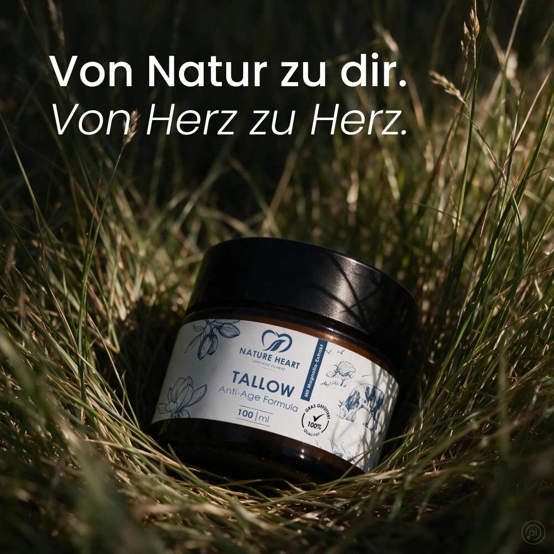 Nature Heart Tallow Anti-Age Formula mit Magnolia-Extrakt im 100-ml-Braunglastiegel im Gras