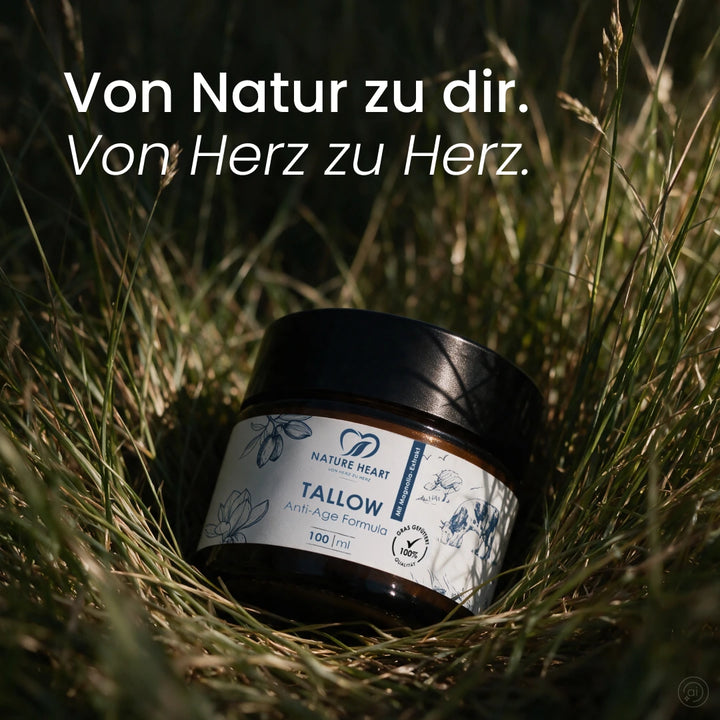 Nature Heart Tallow Anti-Age Formula mit Magnolia-Extrakt im 100-ml-Braunglastiegel im Gras