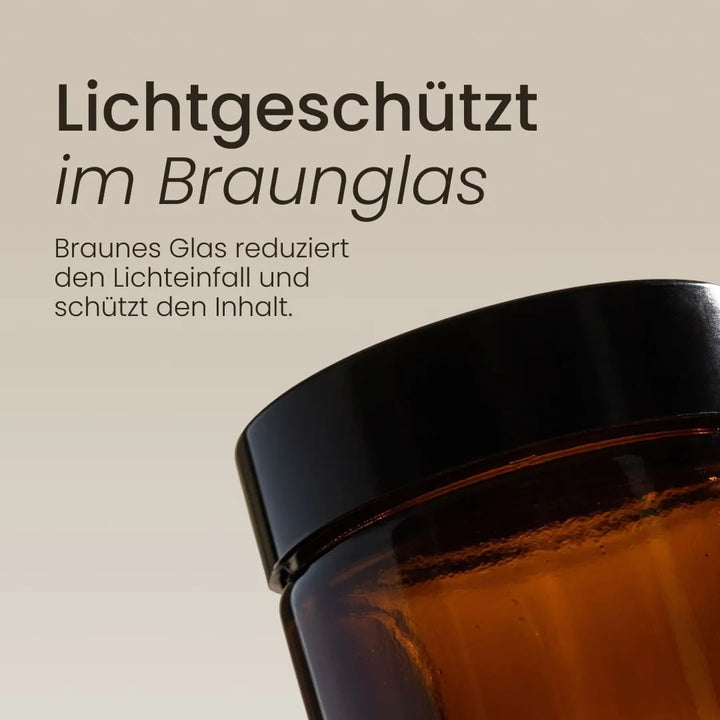 Detailansicht des geschlossenen Braunglastiegels zum Schutz des Inhalts vor Lichteinfall mit der Überschrift „Lichtgeschützt im Braunglas“.